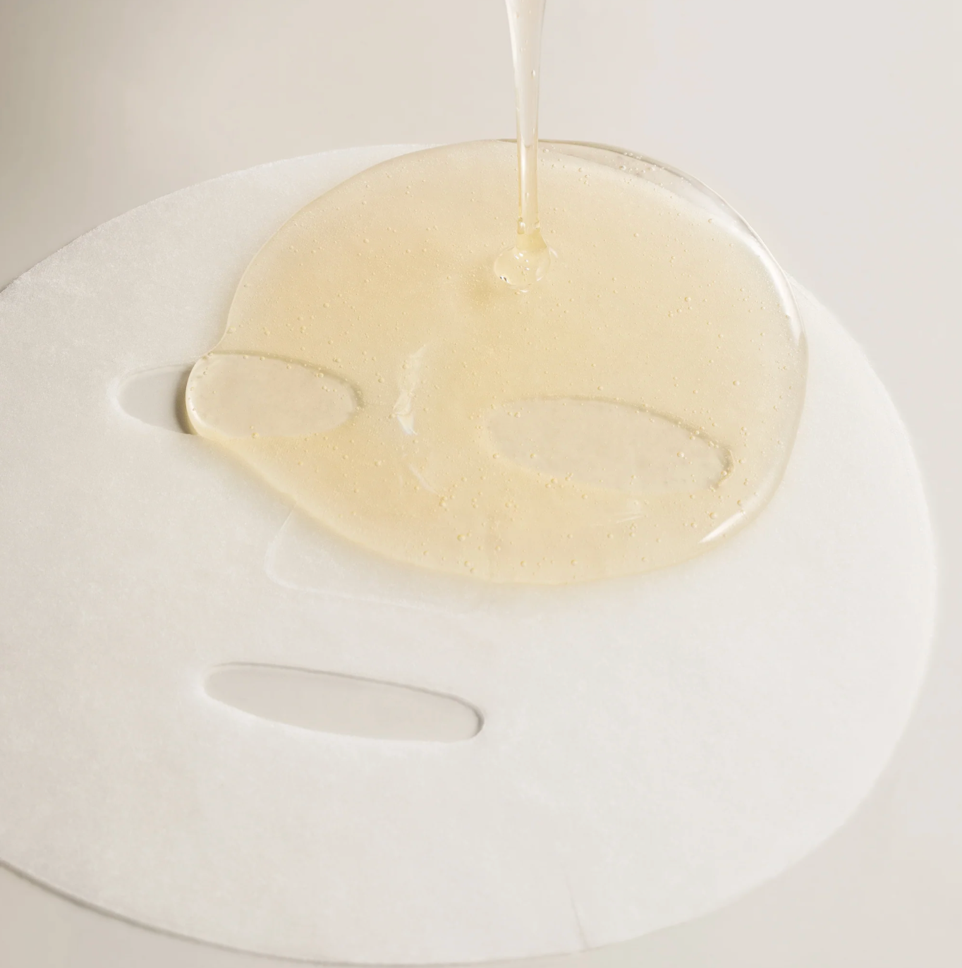 Skin1004 Madagascar Centella Watergel Sheet Ampoule Mask is een gel sheet masker met maar liefst driemaal het standaard vochtgehalte om de huid intens te hydrateren en kalmeren. Het masker bevat 51% Centella Asiatica.