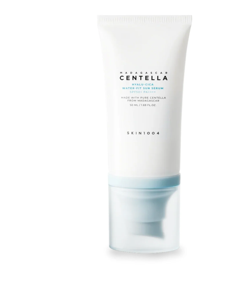 SKIN1004 Madagascar Centella Hyalu-Cica Water-Fit Sun Serum SPF50+ PA++++  geeft een enorme hydratatie aan de huid en beschermt deze tegelijkertijd tegen blootstelling aan UV-stralen met chemische zonnefilters.