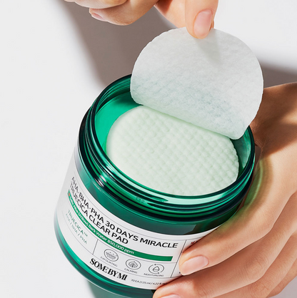 Some By Mi AHA BHA PHA 30 Days Miracle Truecica Clear Pad is een milde wattenschijfje met zeer geconcentreerde cica-essence, om huidige en toekomstige acne-uitbarstingen te elimineren.