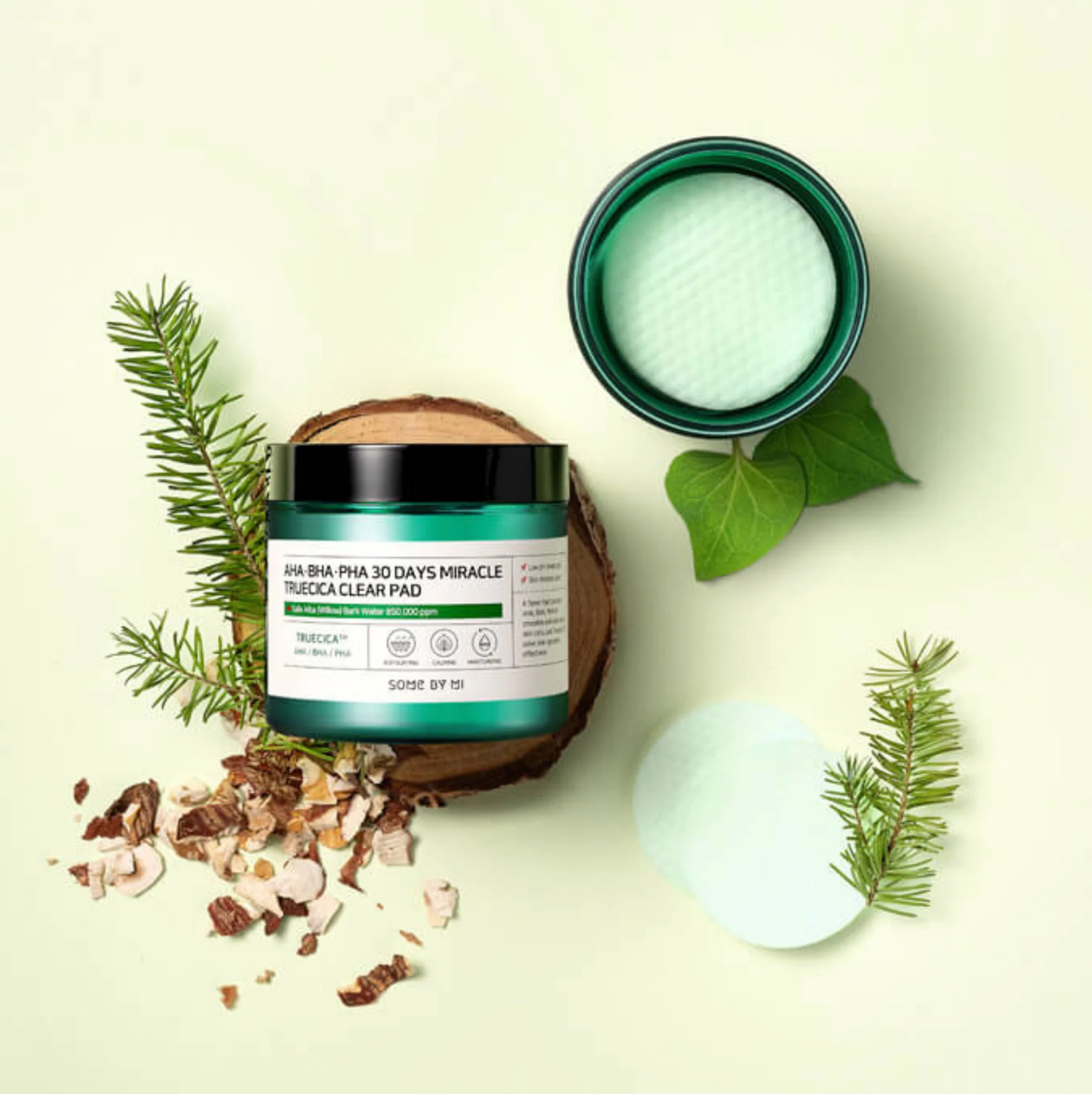 Some By Mi AHA BHA PHA 30 Days Miracle Truecica Clear Pad is een milde wattenschijfje met zeer geconcentreerde cica-essence, om huidige en toekomstige acne-uitbarstingen te elimineren.