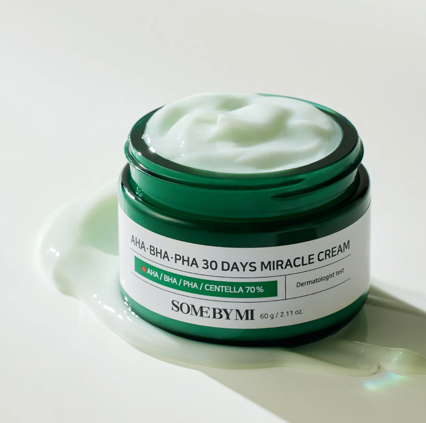 De SOME BY MI AHA BHA PHA 30 Days Miracle Cream is een niet-vettige en snel absorberende verzachtende crème die helpt de huidbarrière te versterken voor een gladdere, acnevrije en helderdere huid