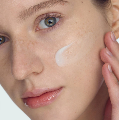 De SOME BY MI AHA BHA PHA 30 Days Miracle Cream is een niet-vettige en snel absorberende verzachtende crème die helpt de huidbarrière te versterken voor een gladdere, acnevrije en helderdere huid