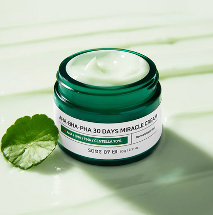 De SOME BY MI AHA BHA PHA 30 Days Miracle Cream is een niet-vettige en snel absorberende verzachtende crème die helpt de huidbarrière te versterken voor een gladdere, acnevrije en helderdere huid