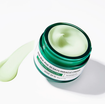 De SOME BY MI AHA BHA PHA 30 Days Miracle Cream is een niet-vettige en snel absorberende verzachtende crème die helpt de huidbarrière te versterken voor een gladdere, acnevrije en helderdere huid