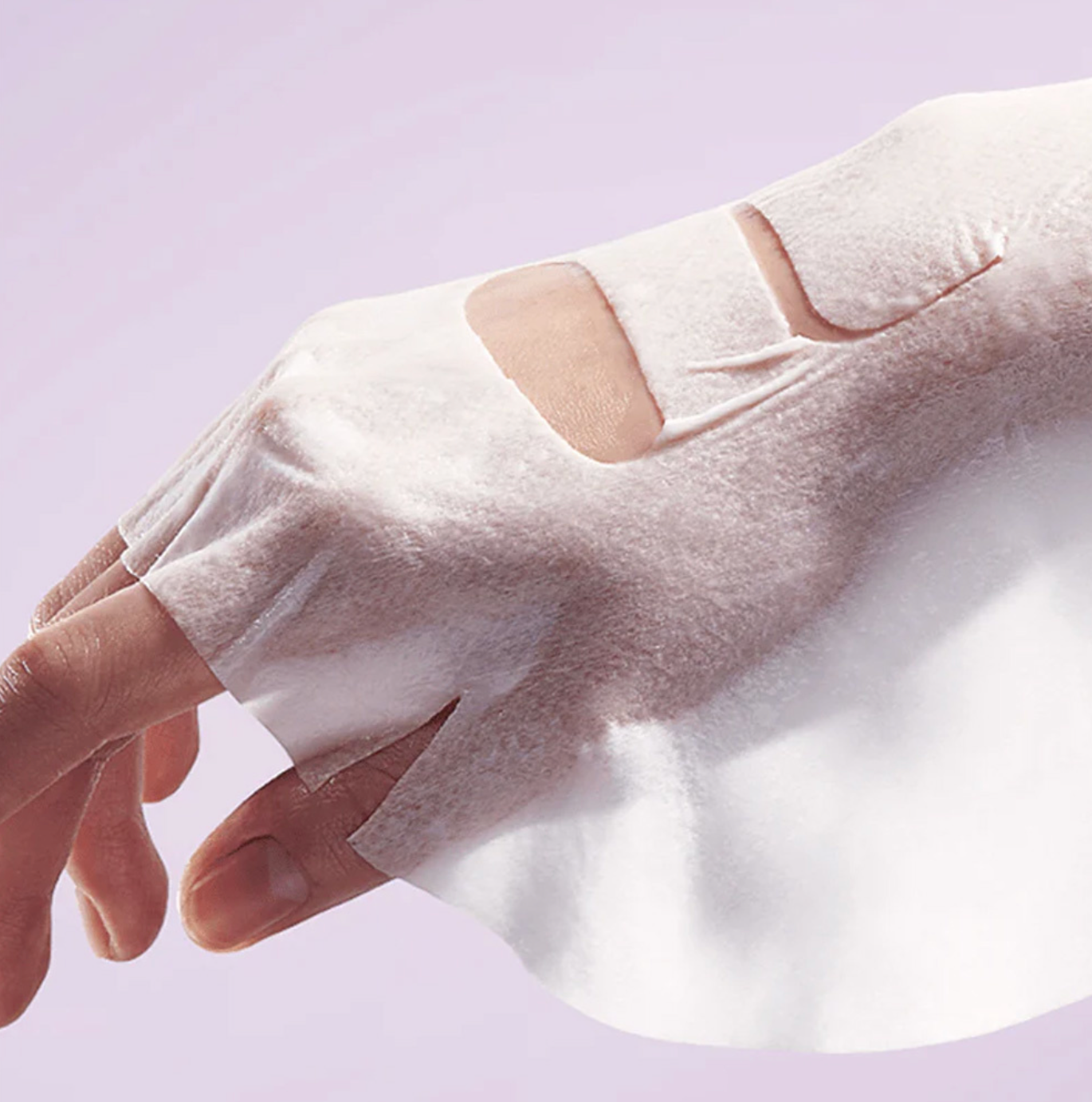 De Some By Mi Retinol Intense Reactivating Mask is een sheet masker dat is geformuleerd met Retinol, Retinal en Bakuchiol om tekenen van veroudering tegen te gaan door de elasticiteit van de huid te verbeteren zonder enige irritatie