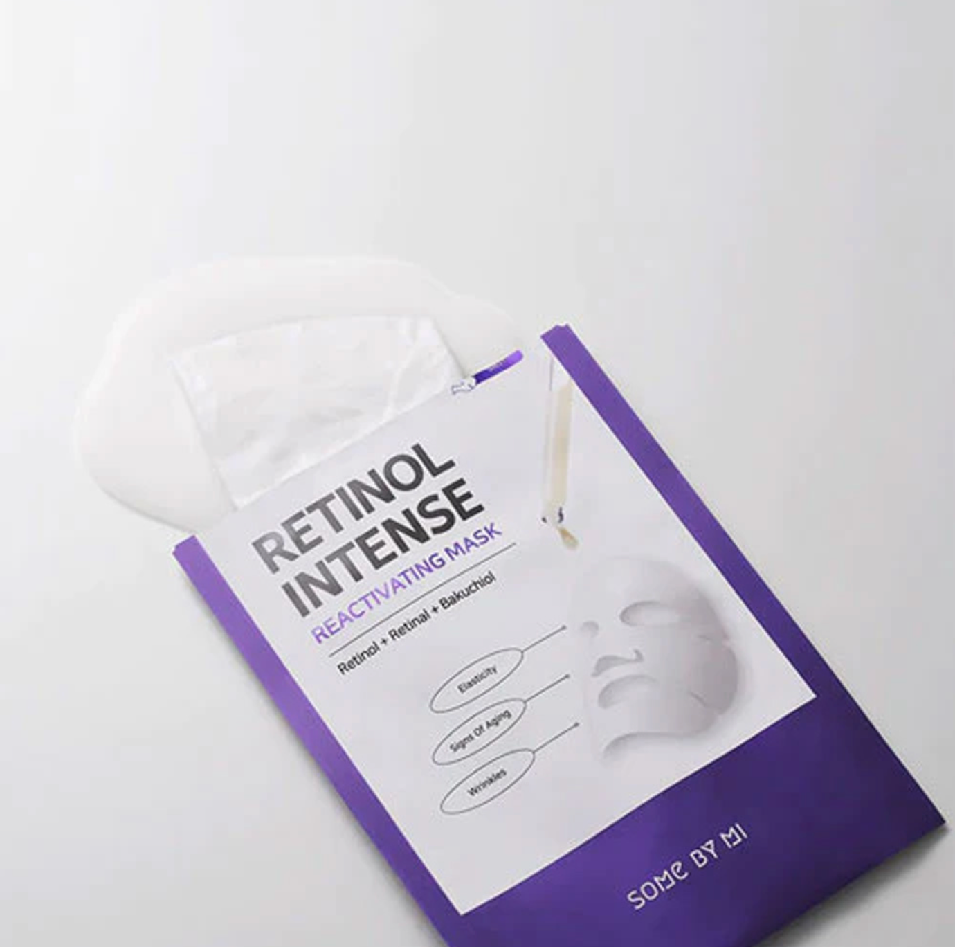 De Some By Mi Retinol Intense Reactivating Mask is een sheet masker dat is geformuleerd met Retinol, Retinal en Bakuchiol om tekenen van veroudering tegen te gaan door de elasticiteit van de huid te verbeteren zonder enige irritatie