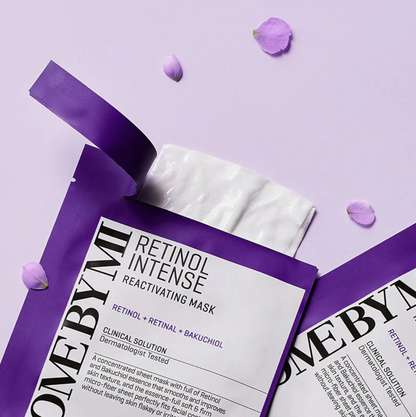 De Some By Mi Retinol Intense Reactivating Mask is een sheet masker dat is geformuleerd met Retinol, Retinal en Bakuchiol om tekenen van veroudering tegen te gaan door de elasticiteit van de huid te verbeteren zonder enige irritatie