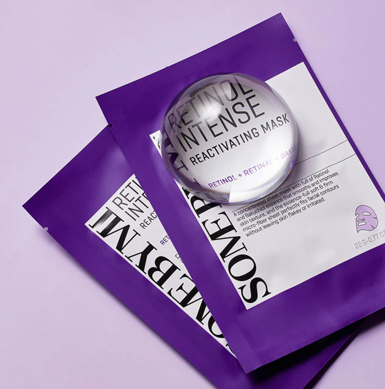 De Some By Mi Retinol Intense Reactivating Mask is een sheet masker dat is geformuleerd met Retinol, Retinal en Bakuchiol om tekenen van veroudering tegen te gaan door de elasticiteit van de huid te verbeteren zonder enige irritatie