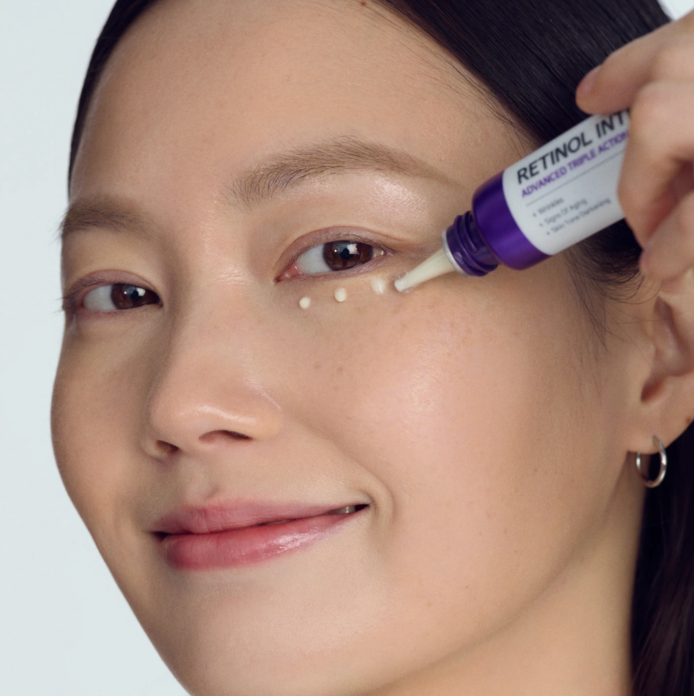 Some By Mi Retinol Intense Advanced Triple Action Eye Cream bevat maar liefst zeven ingrediënten die anti-aging werken, zoals Retinol, Glycine Soja (Soybean) Seed Extract en Niacinamide. Fijne lijntjes worden verzacht en donkere kringen
