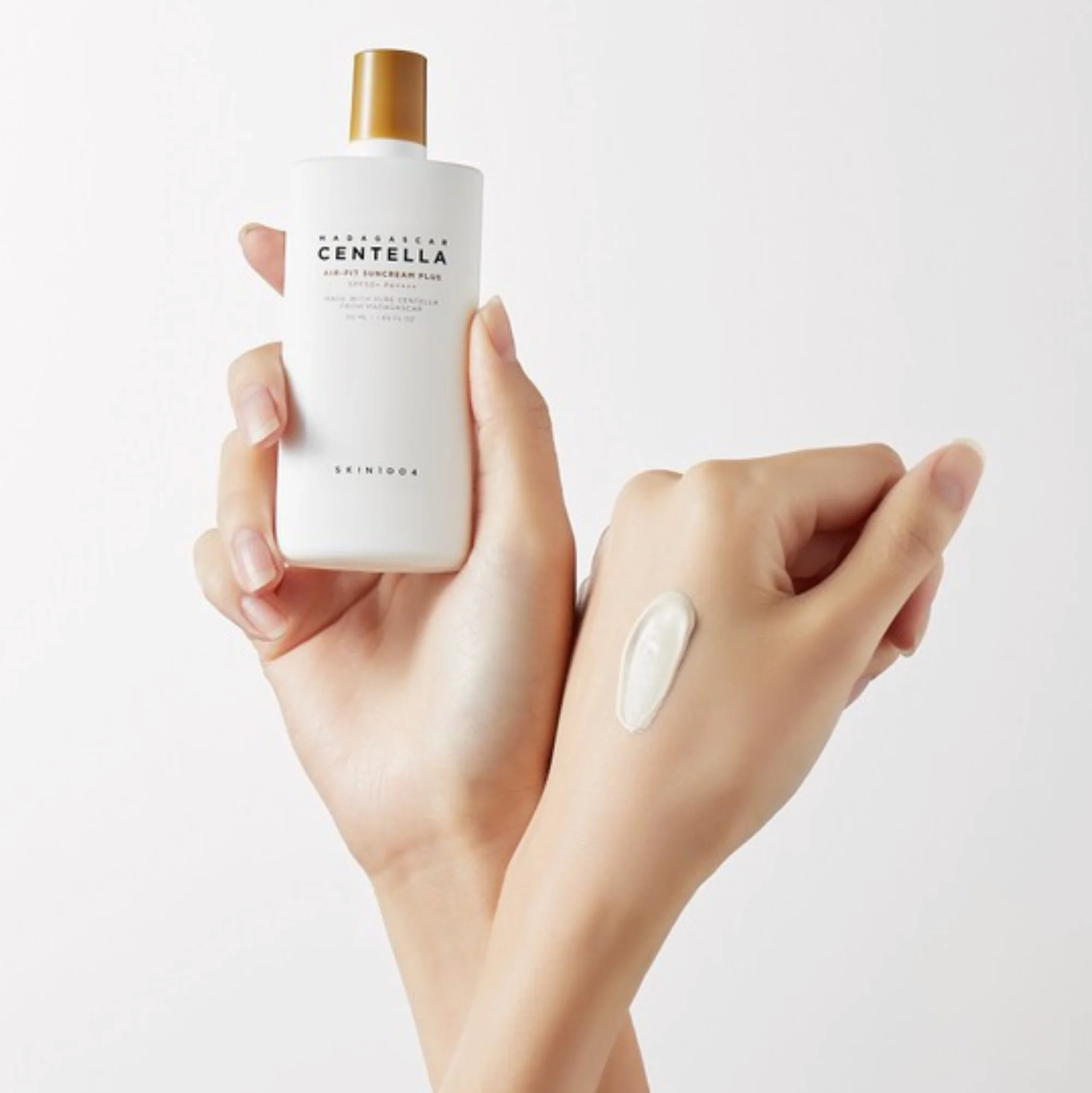 Skin1004 Madagascar Centella Air-Fit Suncream Plus is een fysische zonnebrandcrème verrijkt met 29.4% Centella Asiatica Extract, een ontstekingsremmend en kalmerend ingrediënt.