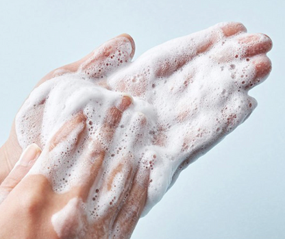 Round Lab 1025 Dokdo Cleanser is een milde schuimende reiniger die op milde wijze de huid ontdoet van overtollig talg, vuil en restjes make-up