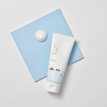 Round Lab 1025 Dokdo Cleanser is een milde schuimende reiniger die op milde wijze de huid ontdoet van overtollig talg, vuil en restjes make-up