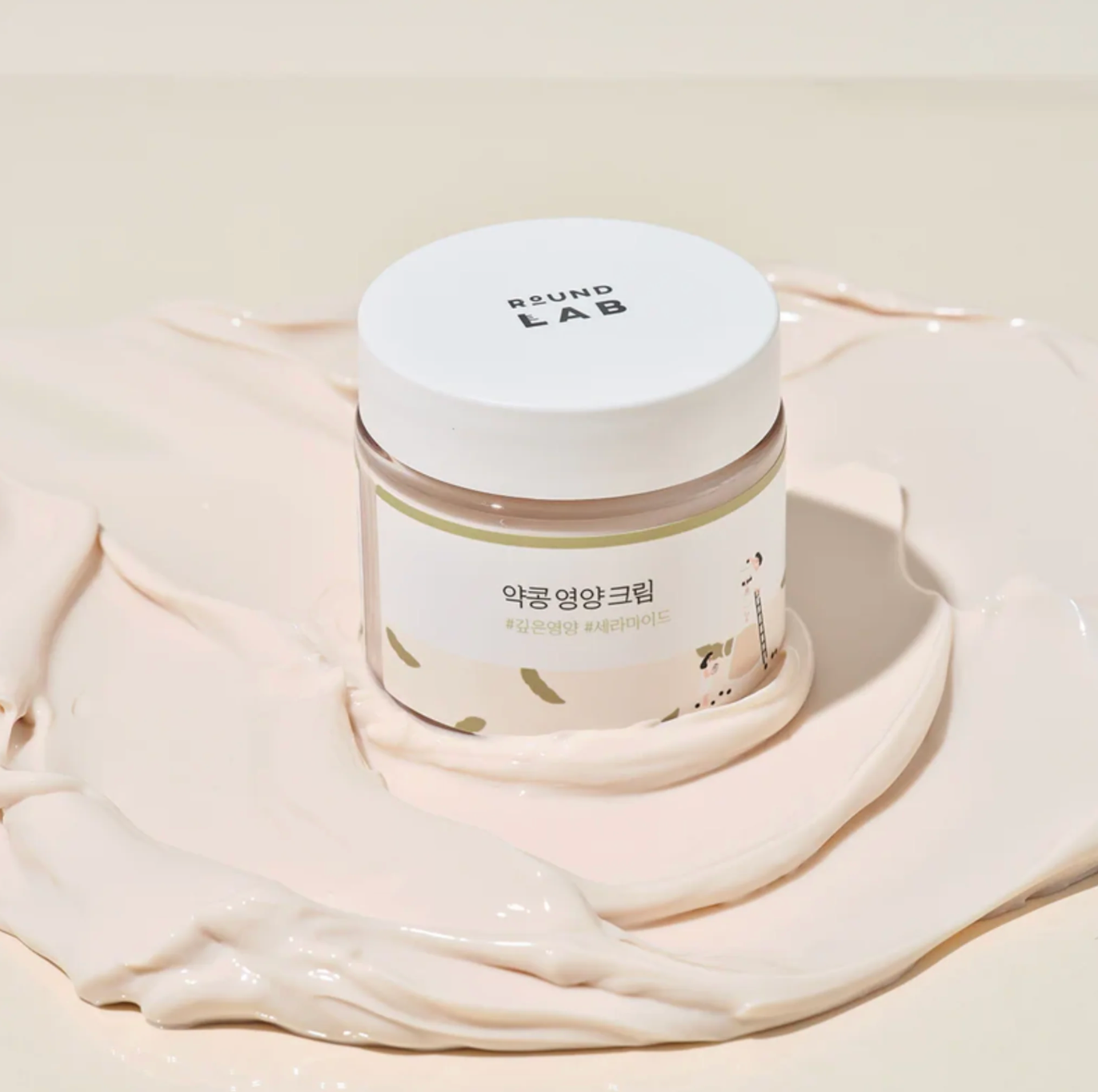 Round Lab Soybean Nourishing Cream is een kalmerende en hydraterende crème. Het bevat Adenosine waarvan bekend is dat het een sterk rimpelverminderend effect heeft