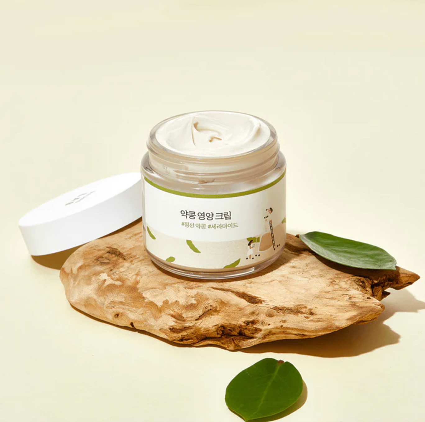 Round Lab Soybean Nourishing Cream is een kalmerende en hydraterende crème. Het bevat Adenosine waarvan bekend is dat het een sterk rimpelverminderend effect heeft