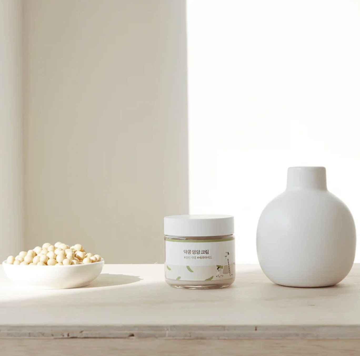 Round Lab Soybean Nourishing Cream is een kalmerende en hydraterende crème. Het bevat Adenosine waarvan bekend is dat het een sterk rimpelverminderend effect heeft