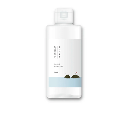  Round Lab 1025 Dokdo lotion laat de huid weer stralen terwijl de huid diep wordt verzorgd. De kalmerende lotion, verrijkt met zeewater vanuit het Ulleungdo eiland 