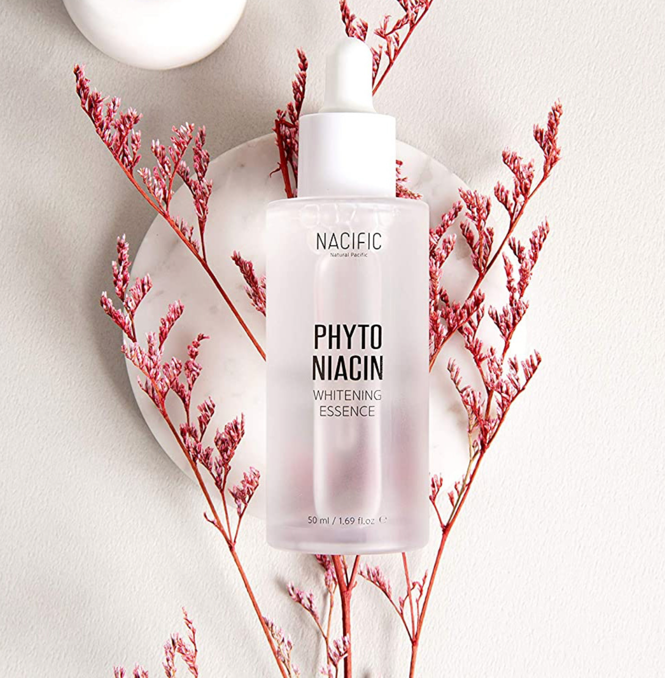 Phyto Niacin Whitening Essence van NACIFIC.  De essence biedt een huidverhelderend effect om pigmentvlekken en onzuiverheden (en de littekens hiervan) te verlichten