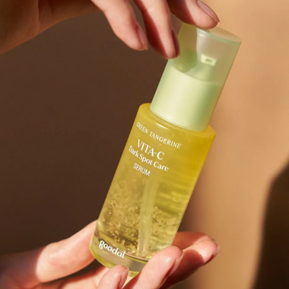 Goodal Green Tangerine Vita C Serum is een gel-serum dat verhelderend en egaliserend werkt. Met 70% groene mandarijn wat rijk is aan natuurlijke vitamine C-derivaten