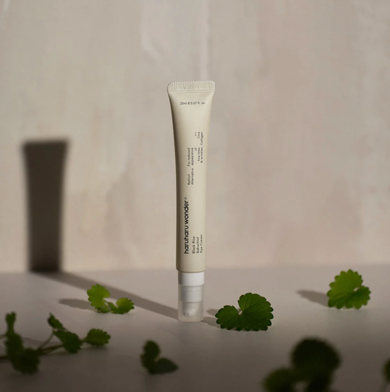 Haruharu Wonder Black Rice Bakuchiol Eye Cream. Bakuchiol en extract van Koreaanse zwarte rijst verzorgen de kwetsbare huid rond de ogen door rimpels en fijne lijntjes te verminderen
