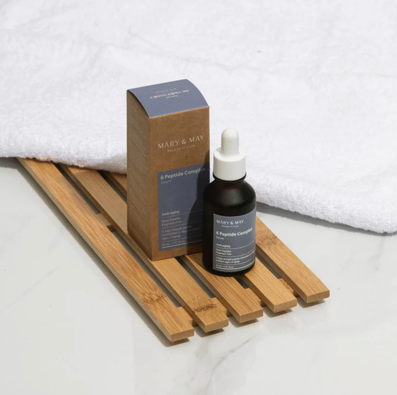 MARY & MAY 6 Peptide complex Serum is een gezichtsserum boordevol zes soorten peptiden om de regeneratie van de huid te stimuleren en rimpels te verminderen, dit serum herstelt de stevigheid en hydratatie.