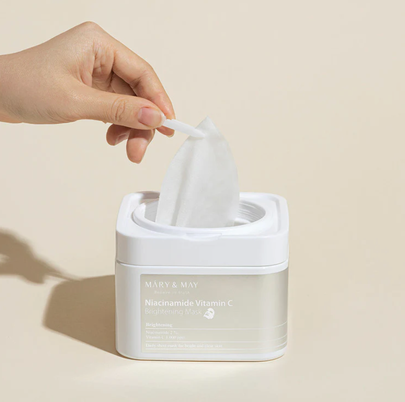 Mary & May Niacinamide Vitamin C Brightening Mask bevat, zoals de naam het al verklaart, Niacinamide en een gestabiliseerde variant van vitamine C