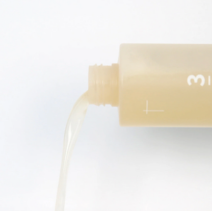 Numbuzin No.3 Super Glowing Essence Toner is verrijkt met 50 soorten gefermenteerde ingrediënten voor een gezond uitziende huid met een prachtige gloed