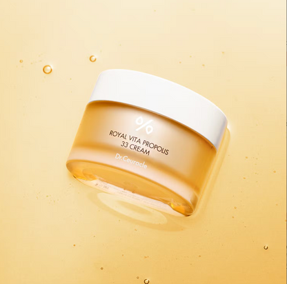 Dr.Ceuracle Royal Vita Propolis 33 Cream is een krachtige gezichtscrème met propolis-extracten en multivitamines om de huid te kalmeren en op te helderen.