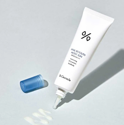 Dr. Ceuracle Hyal Reyouth Moist Sun  SPF 50 PA+++ is doordrenkt met maar liefst 10 soorten hyaluronzuur