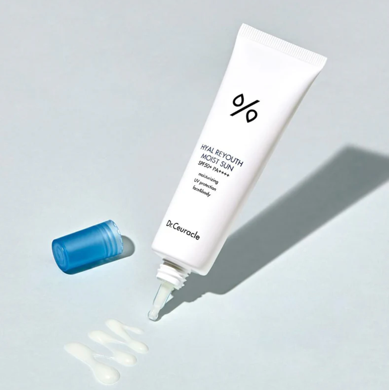 Dr. Ceuracle Hyal Reyouth Moist Sun  SPF 50 PA+++ is doordrenkt met maar liefst 10 soorten hyaluronzuur