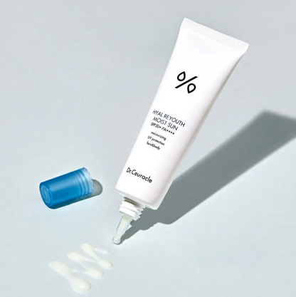 Dr. Ceuracle Hyal Reyouth Moist Sun  SPF 50 PA+++ is doordrenkt met maar liefst 10 soorten hyaluronzuur