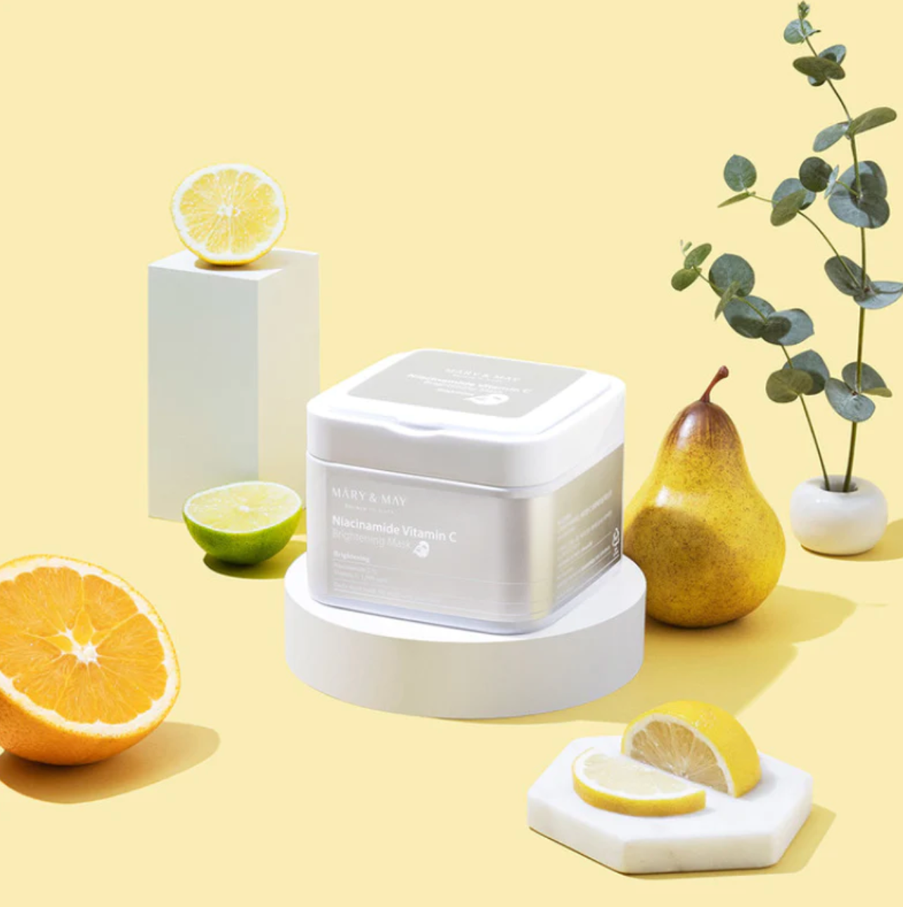 Mary & May Niacinamide Vitamin C Brightening Mask bevat, zoals de naam het al verklaart, Niacinamide en een gestabiliseerde variant van vitamine C