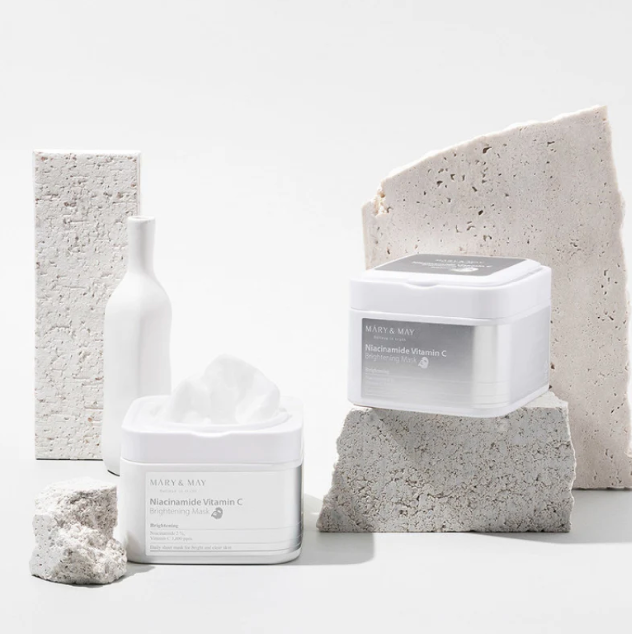 Mary & May Niacinamide Vitamin C Brightening Mask bevat, zoals de naam het al verklaart, Niacinamide en een gestabiliseerde variant van vitamine C