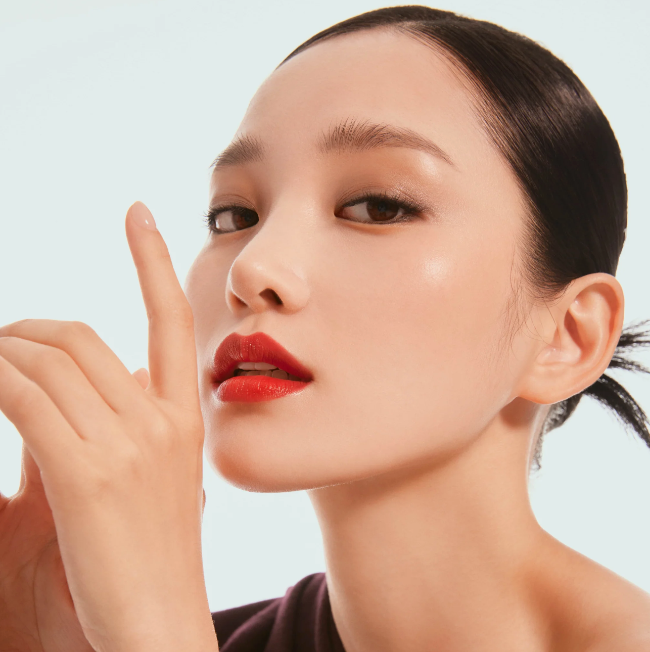 Iconische en meermaals bekroonde TIRTIR Mask Fit Red Cushion is viraal gegaan in Japan, een veegvaste kussen foundation die oneffenheden en roodheid van de huid moeiteloos vervaagt en een zijdezachte en stralende finish achterlaat