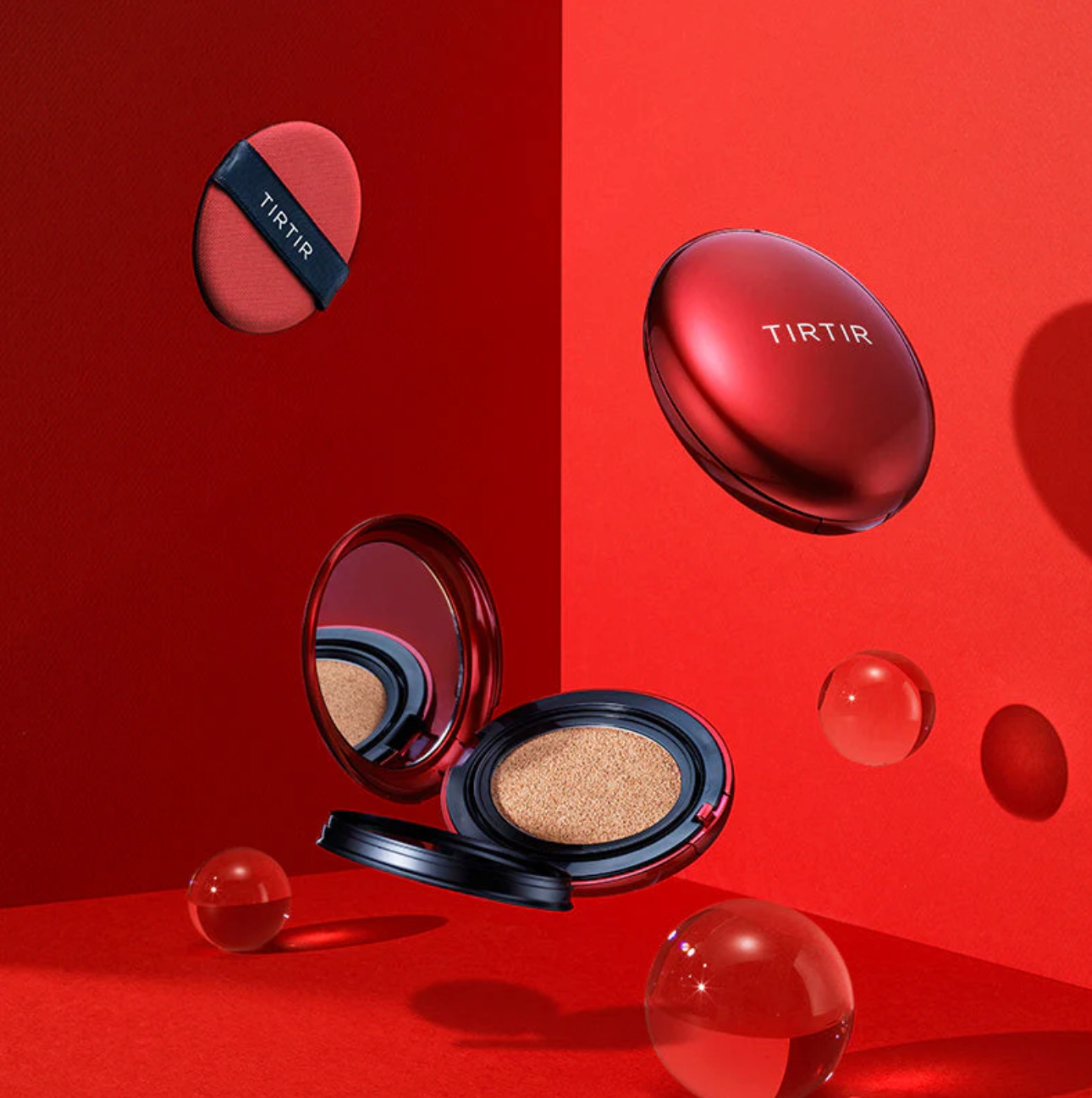 Iconische en meermaals bekroonde TIRTIR Mask Fit Red Cushion is viraal gegaan in Japan, een veegvaste kussen foundation die oneffenheden en roodheid van de huid moeiteloos vervaagt en een zijdezachte en stralende finish achterlaat