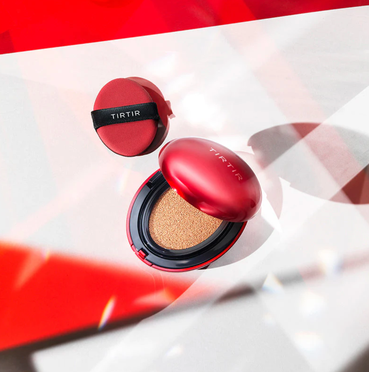 Iconische en meermaals bekroonde TIRTIR Mask Fit Red Cushion is viraal gegaan in Japan, een veegvaste kussen foundation die oneffenheden en roodheid van de huid moeiteloos vervaagt en een zijdezachte en stralende finish achterlaat