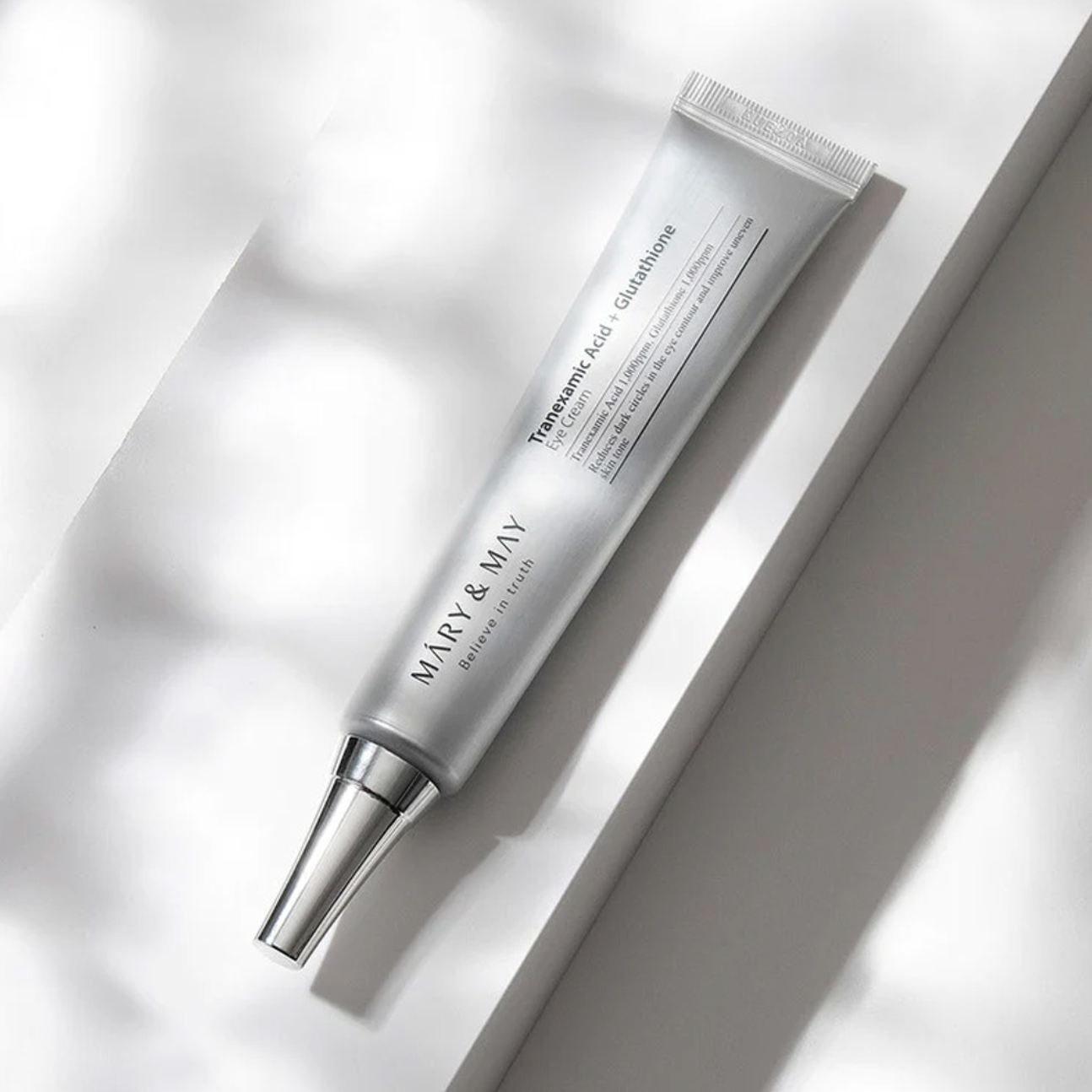 MARY & MAY Tranexamic Acid + Glutathion Eye Cream is een geweldige oogcrème die donkere kringen rond de ogen intensief verheldert en de vorming van oneffenheden voorkomt.