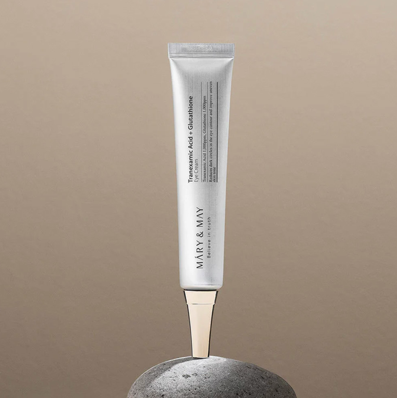 MARY & MAY Tranexamic Acid + Glutathion Eye Cream is een geweldige oogcrème die donkere kringen rond de ogen intensief verheldert en de vorming van oneffenheden voorkomt.