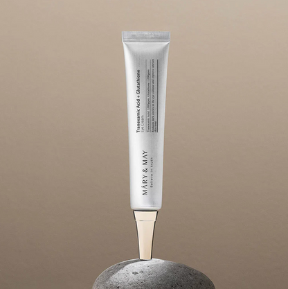 MARY & MAY Tranexamic Acid + Glutathion Eye Cream is een geweldige oogcrème die donkere kringen rond de ogen intensief verheldert en de vorming van oneffenheden voorkomt.