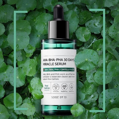 Some By Mi AHA BHA PHA 30 Days Miracle Serum is een exfoliërend serum dat de huid kalmeert en de huidcellen stimuleert. Geformuleerd met 14,5% centella asiatica-extract. AHA verwijdert dode huidcellen en onzuiverheden op het huidoppervlak, terwijl BHA onzuiverheden en talg in de poriën verwijdert. En PHA voorkomt vochtverlies in de huid